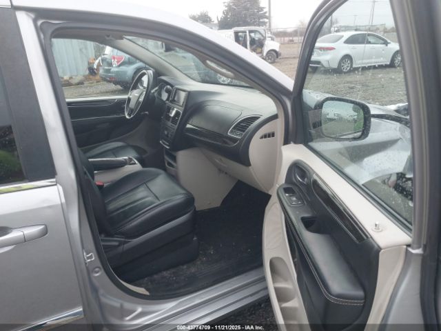 Chrysler Town & Country Touring Image 10