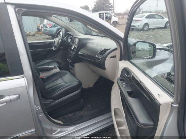 Chrysler Town & Country Touring Image 10