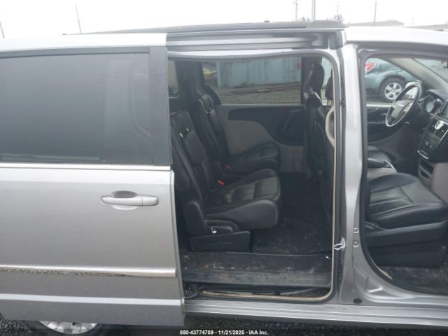 Chrysler Town & Country Touring Image 9