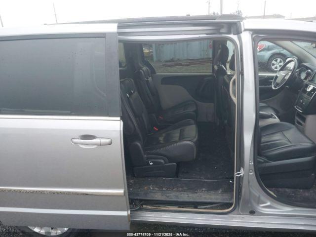 Chrysler Town & Country Touring Image 9