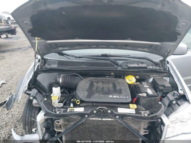 Chrysler Town & Country Touring Image 7