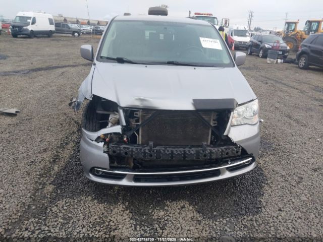 Chrysler Town & Country Touring Image 2