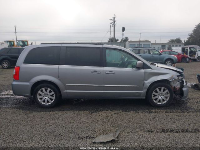 Chrysler Town & Country Touring Image 13