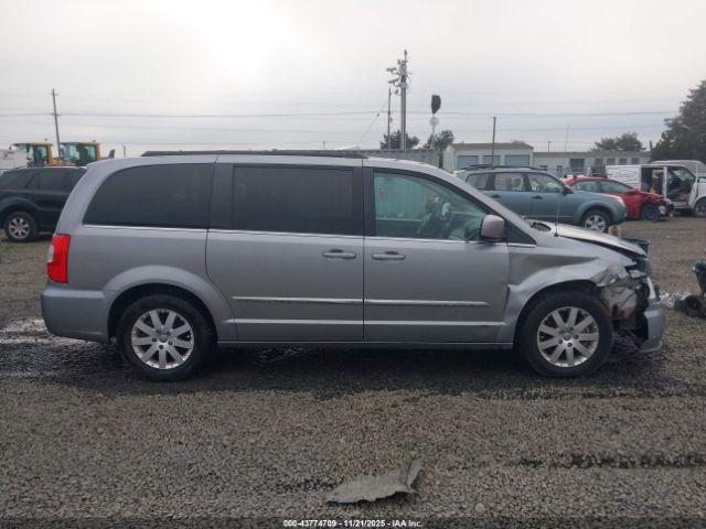 Chrysler Town & Country Touring Image 13
