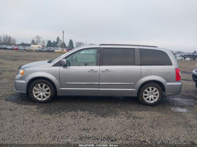 Chrysler Town & Country Touring Image 14