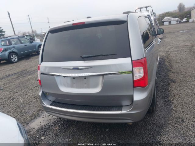 Chrysler Town & Country Touring Image 15