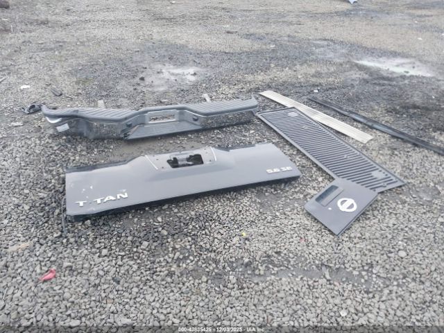 Nissan Titan Se Image 4