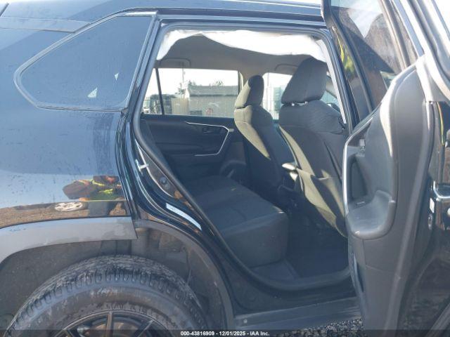 Toyota RAV4 Le Image 11