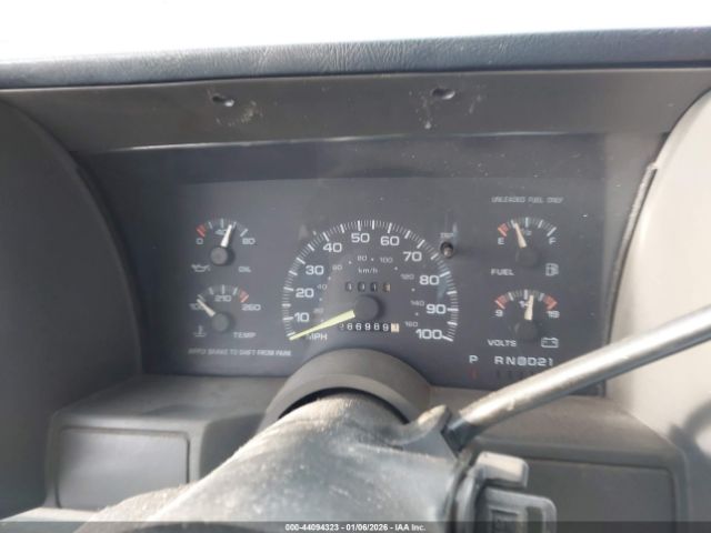 GMC Safari Xt Image 5