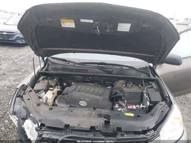 Toyota RAV4 Base V6 Image 14